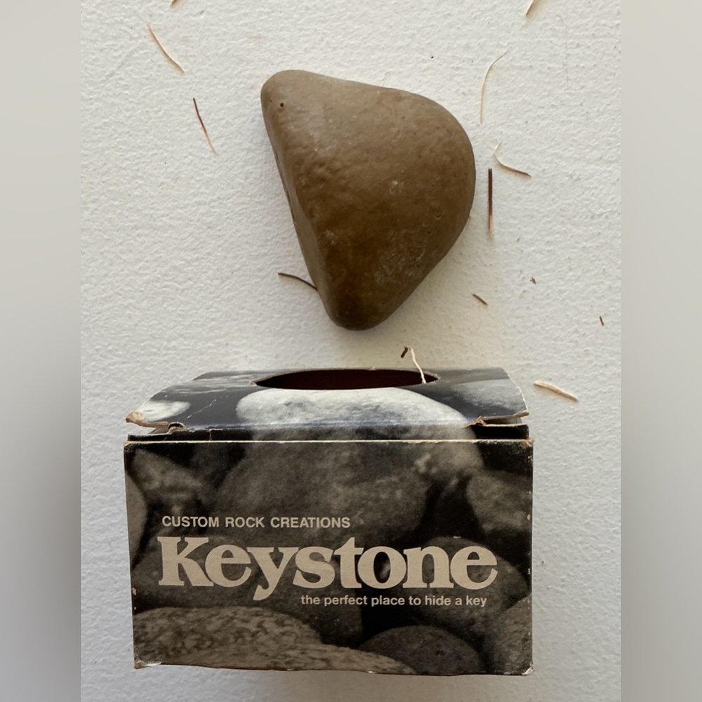 VINTAGE HIDE A KEY ROCK